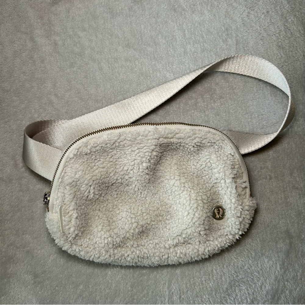 Lululemon Everywhere Belt Bag Cream Sherpa